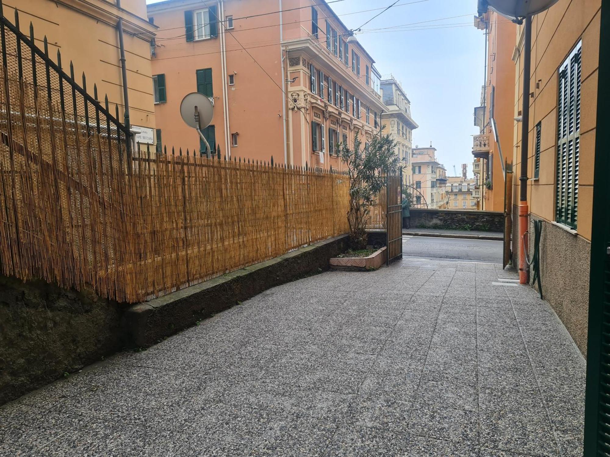 Ampio Appartamento Con 2 Posti Auto E Cortile Génova Exterior foto
